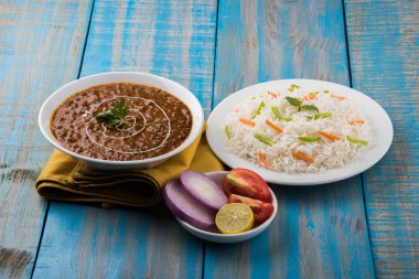 Baharatlı nohut Çola Masala veya Chana Masala veya kolesistektomi olarak da bilinen Kızarmış puri, turşu ve yeşil salata ile servis