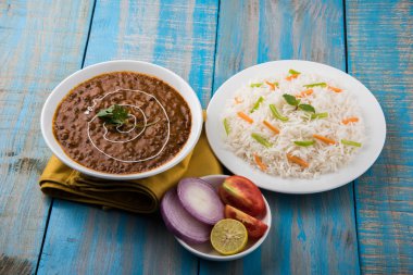 Baharatlı nohut Çola Masala veya Chana Masala veya kolesistektomi olarak da bilinen Kızarmış puri, turşu ve yeşil salata ile servis