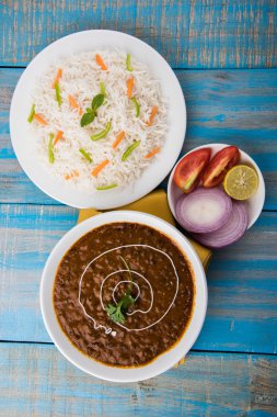 Baharatlı nohut Çola Masala veya Chana Masala veya kolesistektomi olarak da bilinen Kızarmış puri, turşu ve yeşil salata ile servis