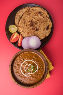 Baharatlı nohut Çola Masala veya Chana Masala veya kolesistektomi olarak da bilinen Kızarmış puri, turşu ve yeşil salata ile servis