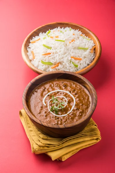 Πικάντικο ρεβίθια επίσης γνωστή ως Chola Masala ή Chana Masala ή Chole σερβίρεται με τηγανητές puri, τουρσί και πράσινη σαλάτα — Φωτογραφία Αρχείου