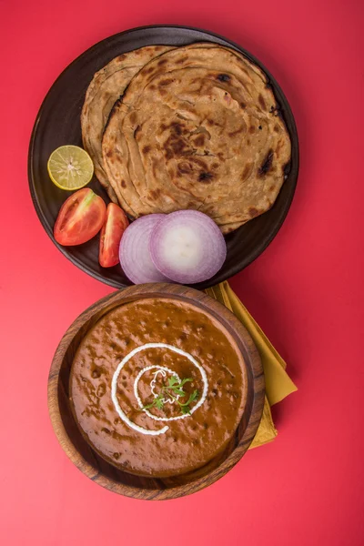 Pois chiches épicés également connu sous le nom de Chola Masala ou Chana Masala ou Chole servi avec puri frit, cornichon et salade verte — Photo