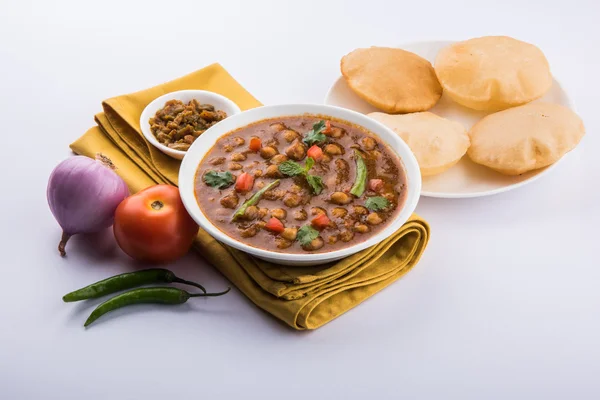 Baharatlı nohut Çola Masala veya Chana Masala veya kolesistektomi olarak da bilinen Kızarmış puri, turşu ve yeşil salata ile servis — Stok fotoğraf