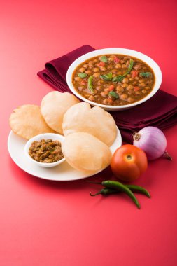 Baharatlı nohut Çola Masala veya Chana Masala veya kolesistektomi olarak da bilinen Kızarmış puri, turşu ve yeşil salata ile servis