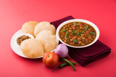 Baharatlı nohut Çola Masala veya Chana Masala veya kolesistektomi olarak da bilinen Kızarmış puri, turşu ve yeşil salata ile servis