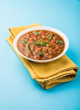 Hint yemeği baharatlı nohut Çola Masala veya Chana Masala veya kolesistektomi olarak da bilinen beyaz bir kase içinde izole hizmet