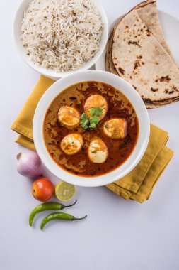 yumurta roti/Çapati ve jeera pirinç köri, lezzetli ve baharatlı anda köri Hint yumurta masala köri roti ve pilav ile servis roti, salata ve jeera pirinç seramik kase