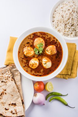 yumurta roti/Çapati ve jeera pirinç köri, lezzetli ve baharatlı anda köri Hint yumurta masala köri roti ve pilav ile servis roti, salata ve jeera pirinç seramik kase