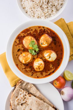 yumurta roti/Çapati ve jeera pirinç köri, lezzetli ve baharatlı anda köri Hint yumurta masala köri roti ve pilav ile servis roti, salata ve jeera pirinç seramik kase