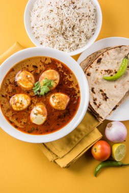 yumurta roti/Çapati ve jeera pirinç köri, lezzetli ve baharatlı anda köri Hint yumurta masala köri roti ve pilav ile servis roti, salata ve jeera pirinç seramik kase