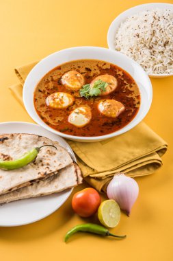 yumurta roti/Çapati ve jeera pirinç köri, lezzetli ve baharatlı anda köri Hint yumurta masala köri roti ve pilav ile servis roti, salata ve jeera pirinç seramik kase