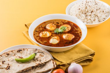 yumurta roti/Çapati ve jeera pirinç köri, lezzetli ve baharatlı anda köri Hint yumurta masala köri roti ve pilav ile servis roti, salata ve jeera pirinç seramik kase