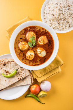 yumurta roti/Çapati ve jeera pirinç köri, lezzetli ve baharatlı anda köri Hint yumurta masala köri roti ve pilav ile servis roti, salata ve jeera pirinç seramik kase