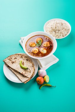 yumurta köri veya roti/Çapati ve jeera pirinç ve köri roti ve pirinç ile lezzetli ve baharatlı anda köri, Hint yumurta masala köri hizmet roti, salata ve jeera pirinç seramik kase
