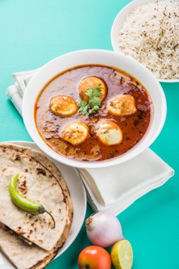 yumurta köri veya roti/Çapati ve jeera pirinç ve köri roti ve pirinç ile lezzetli ve baharatlı anda köri, Hint yumurta masala köri hizmet roti, salata ve jeera pirinç seramik kase