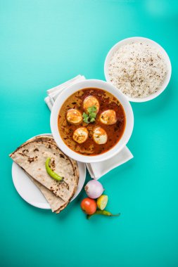 yumurta köri veya roti/Çapati ve jeera pirinç ve köri roti ve pirinç ile lezzetli ve baharatlı anda köri, Hint yumurta masala köri hizmet roti, salata ve jeera pirinç seramik kase