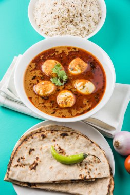 yumurta köri veya roti/Çapati ve jeera pirinç ve köri roti ve pirinç ile lezzetli ve baharatlı anda köri, Hint yumurta masala köri hizmet roti, salata ve jeera pirinç seramik kase