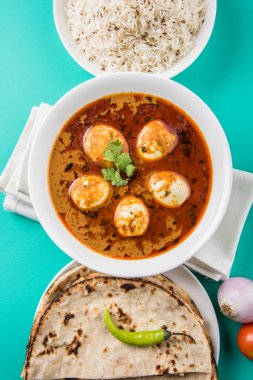 yumurta köri veya roti/Çapati ve jeera pirinç ve köri roti ve pirinç ile lezzetli ve baharatlı anda köri, Hint yumurta masala köri hizmet roti, salata ve jeera pirinç seramik kase
