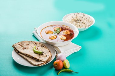 yumurta köri veya roti/Çapati ve jeera pirinç ve köri roti ve pirinç ile lezzetli ve baharatlı anda köri, Hint yumurta masala köri hizmet roti, salata ve jeera pirinç seramik kase