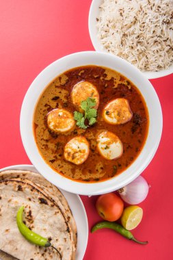 yumurta köri veya roti/Çapati ve jeera pirinç ve köri roti ve pirinç ile lezzetli ve baharatlı anda köri, Hint yumurta masala köri hizmet roti, salata ve jeera pirinç seramik kase