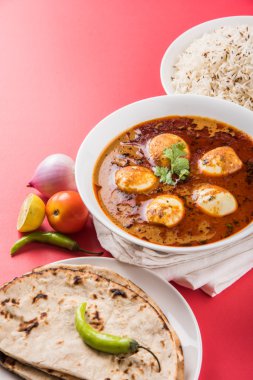 yumurta köri veya roti/Çapati ve jeera pirinç ve köri roti ve pirinç ile lezzetli ve baharatlı anda köri, Hint yumurta masala köri hizmet roti, salata ve jeera pirinç seramik kase