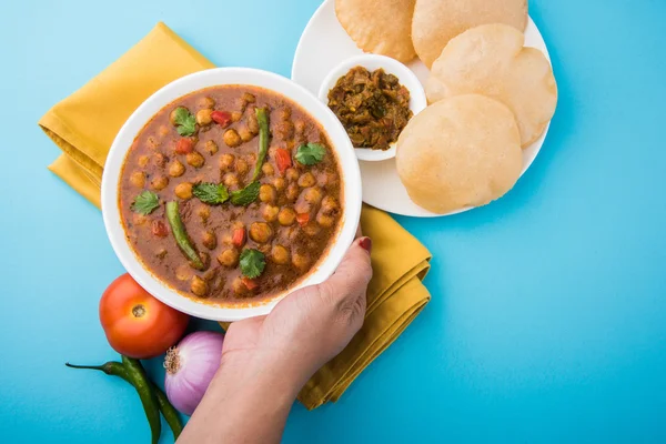 Spicy chick peas also known as Chola Masala or Chana Masala or Chole served with fried puri, pickle and green salad — Stock Photo, Image