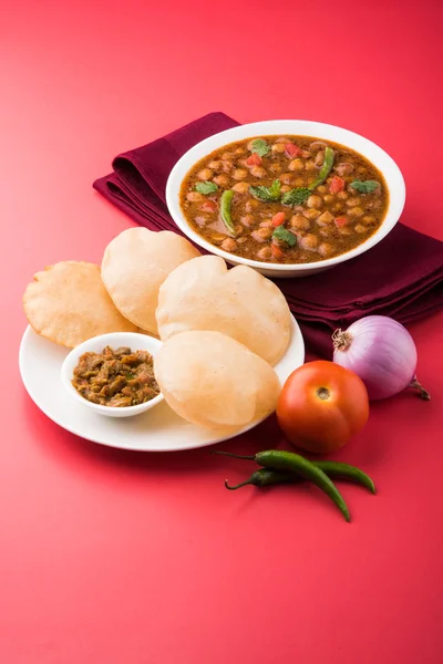 Garbanzos picantes también conocidos como Chola Masala o Chana Masala o Chole servido con puri frito, encurtido y ensalada verde —  Fotos de Stock