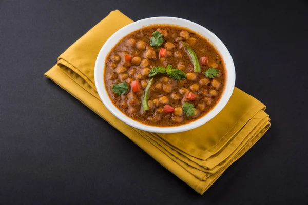 Hint yemeği baharatlı nohut Çola Masala veya Chana Masala veya kolesistektomi olarak da bilinen beyaz bir kase içinde izole hizmet — Stok fotoğraf