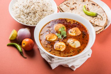 yumurta roti/Çapati ve jeera pirinç köri, lezzetli ve baharatlı anda köri Hint yumurta masala köri roti ve pilav ile servis roti, salata ve jeera pirinç seramik kase