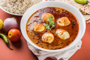 yumurta roti/Çapati ve jeera pirinç köri, lezzetli ve baharatlı anda köri Hint yumurta masala köri roti ve pilav ile servis roti, salata ve jeera pirinç seramik kase