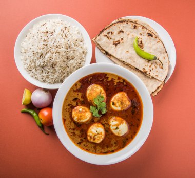 yumurta roti/Çapati ve jeera pirinç köri, lezzetli ve baharatlı anda köri Hint yumurta masala köri roti ve pilav ile servis roti, salata ve jeera pirinç seramik kase