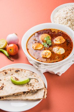 yumurta roti/Çapati ve jeera pirinç köri, lezzetli ve baharatlı anda köri Hint yumurta masala köri roti ve pilav ile servis roti, salata ve jeera pirinç seramik kase
