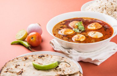 yumurta roti/Çapati ve jeera pirinç köri, lezzetli ve baharatlı anda köri Hint yumurta masala köri roti ve pilav ile servis roti, salata ve jeera pirinç seramik kase