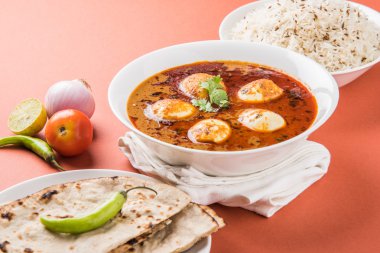 yumurta roti/Çapati ve jeera pirinç köri, lezzetli ve baharatlı anda köri Hint yumurta masala köri roti ve pilav ile servis roti, salata ve jeera pirinç seramik kase