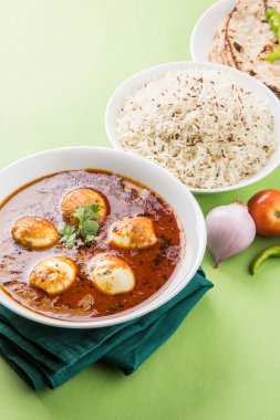 yumurta roti/Çapati ve jeera pirinç köri, lezzetli ve baharatlı anda köri Hint yumurta masala köri roti ve pilav ile servis roti, salata ve jeera pirinç seramik kase