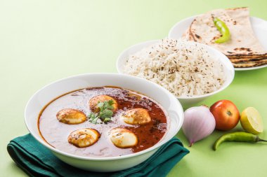 yumurta roti/Çapati ve jeera pirinç köri, lezzetli ve baharatlı anda köri Hint yumurta masala köri roti ve pilav ile servis roti, salata ve jeera pirinç seramik kase