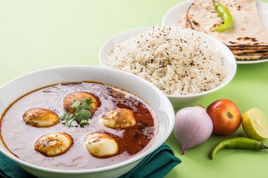 yumurta roti/Çapati ve jeera pirinç köri, lezzetli ve baharatlı anda köri Hint yumurta masala köri roti ve pilav ile servis roti, salata ve jeera pirinç seramik kase