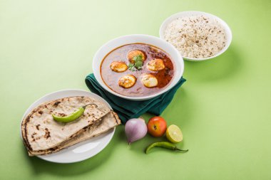 yumurta roti/Çapati ve jeera pirinç köri, lezzetli ve baharatlı anda köri Hint yumurta masala köri roti ve pilav ile servis roti, salata ve jeera pirinç seramik kase