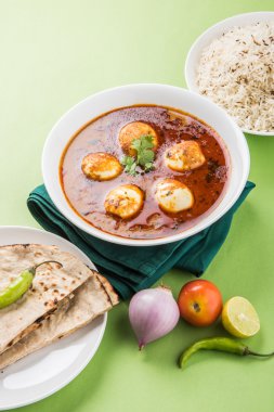 yumurta roti/Çapati ve jeera pirinç köri, lezzetli ve baharatlı anda köri Hint yumurta masala köri roti ve pilav ile servis roti, salata ve jeera pirinç seramik kase