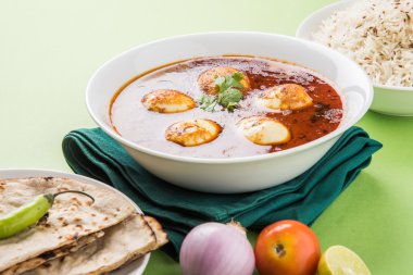 yumurta roti/Çapati ve jeera pirinç köri, lezzetli ve baharatlı anda köri Hint yumurta masala köri roti ve pilav ile servis roti, salata ve jeera pirinç seramik kase