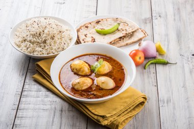 yumurta roti/Çapati ve jeera pirinç köri, lezzetli ve baharatlı anda köri Hint yumurta masala köri roti ve pilav ile servis roti, salata ve jeera pirinç seramik kase