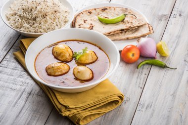 yumurta roti/Çapati ve jeera pirinç köri, lezzetli ve baharatlı anda köri Hint yumurta masala köri roti ve pilav ile servis roti, salata ve jeera pirinç seramik kase