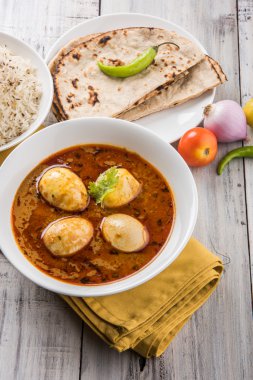 yumurta roti/Çapati ve jeera pirinç köri, lezzetli ve baharatlı anda köri Hint yumurta masala köri roti ve pilav ile servis roti, salata ve jeera pirinç seramik kase