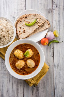 yumurta roti/Çapati ve jeera pirinç köri, lezzetli ve baharatlı anda köri Hint yumurta masala köri roti ve pilav ile servis roti, salata ve jeera pirinç seramik kase