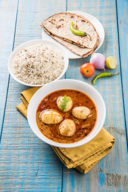 yumurta roti/Çapati ve jeera pirinç köri, lezzetli ve baharatlı anda köri Hint yumurta masala köri roti ve pilav ile servis roti, salata ve jeera pirinç seramik kase