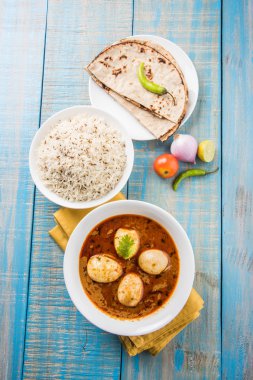 yumurta roti/Çapati ve jeera pirinç köri, lezzetli ve baharatlı anda köri Hint yumurta masala köri roti ve pilav ile servis roti, salata ve jeera pirinç seramik kase