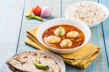 yumurta roti/Çapati ve jeera pirinç köri, lezzetli ve baharatlı anda köri Hint yumurta masala köri roti ve pilav ile servis roti, salata ve jeera pirinç seramik kase