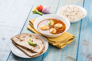 yumurta roti/Çapati ve jeera pirinç köri, lezzetli ve baharatlı anda köri Hint yumurta masala köri roti ve pilav ile servis roti, salata ve jeera pirinç seramik kase