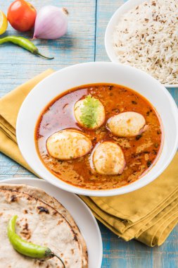 yumurta roti/Çapati ve jeera pirinç köri, lezzetli ve baharatlı anda köri Hint yumurta masala köri roti ve pilav ile servis roti, salata ve jeera pirinç seramik kase