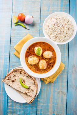 yumurta roti/Çapati ve jeera pirinç köri, lezzetli ve baharatlı anda köri Hint yumurta masala köri roti ve pilav ile servis roti, salata ve jeera pirinç seramik kase